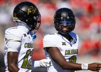 Travis Hunter y Shedeur Sanders jugando juntos en un partido con la Universidad de Colorado.