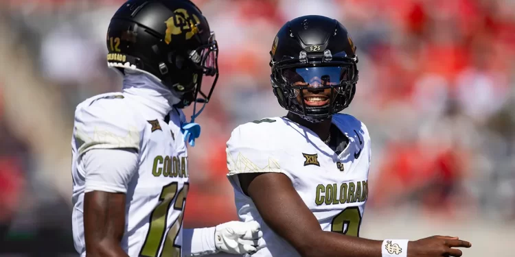 Travis Hunter y Shedeur Sanders jugando juntos en un partido con la Universidad de Colorado.