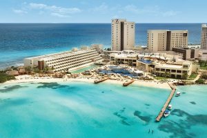 Vista aérea de un resort romántico en Cancún