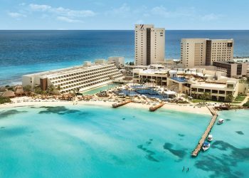 Vista aérea de un resort romántico en Cancún