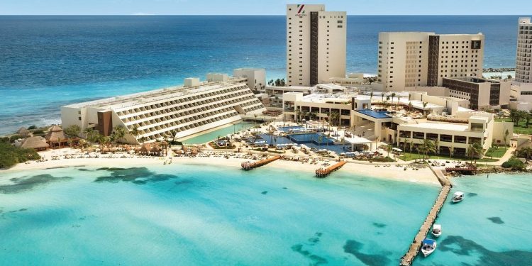 Vista aérea de un resort romántico en Cancún