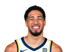 Primer plano sonriente de Tyrese Haliburton con la camiseta de los Indiana Pacers