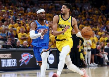 Jugadores de Pacers y Thunder disputan el balón en el Juego 7 de las Finales NBA