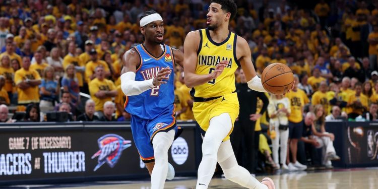 Jugadores de Pacers y Thunder disputan el balón en el Juego 7 de las Finales NBA