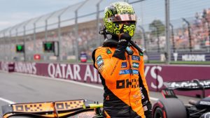 Lando Norris celebra con gesto de victoria frente a la parrilla de salida