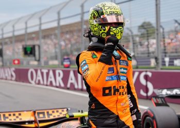 Lando Norris celebra con gesto de victoria frente a la parrilla de salida