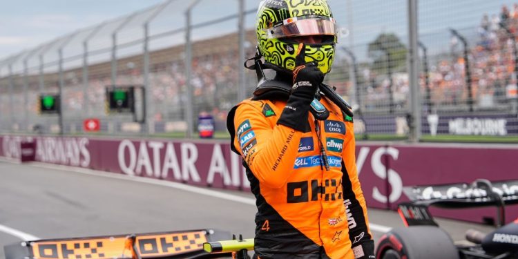 Lando Norris celebra con gesto de victoria frente a la parrilla de salida