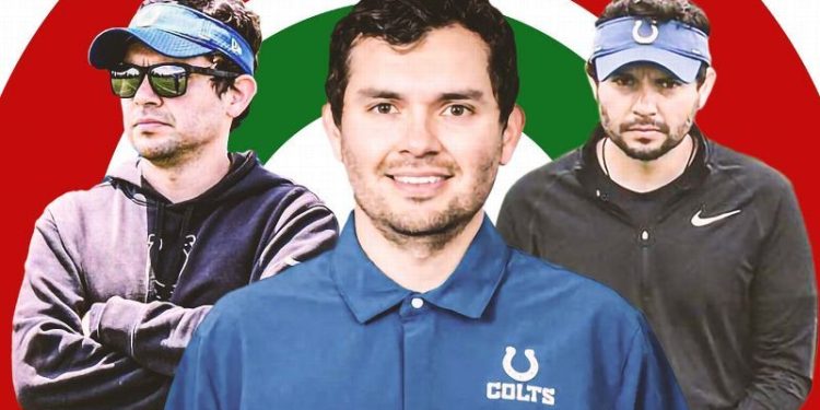 Diego Ortiz posando con el uniforme y equipo de los Indianapolis Colts.
