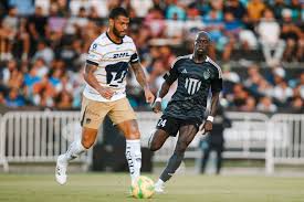Delantero de Pumas inicia un contragolpe ante la defensa de Cancún FC