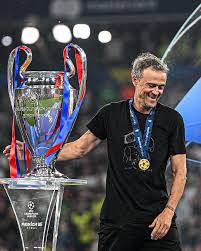 Luis Enrique posando junto a la Copa de la Champions League tras la histórica victoria del PSG en 2025.