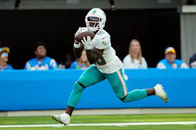 Tyreek Hill corre con el balón en un partido de los Dolphins