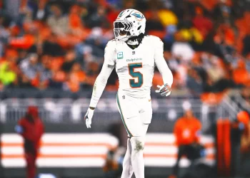 Jalen Ramsey con uniforme blanco en un partido de NFL