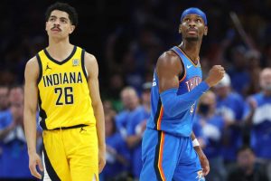 Jugadores de Indiana Pacers y Oklahoma City Thunder compiten por el rebote en el Juego 7