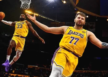 LeBron James realiza un mate mientras Luka Doncic celebra con la camiseta 77