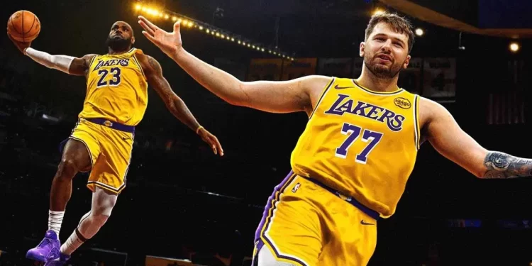 LeBron James realiza un mate mientras Luka Doncic celebra con la camiseta 77