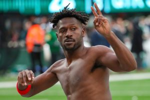 : Antonio Brown abandona un partido de la NFL quitándose el uniforme