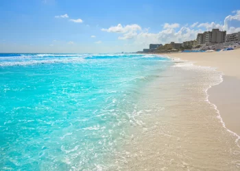 Playa de aguas turquesa y arena blanca en Cancún