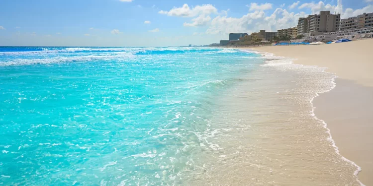 Playa de aguas turquesa y arena blanca en Cancún