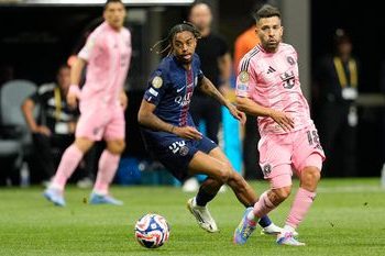 Jugadores del PSG e Inter de Miami en acción durante el partido de octavos.