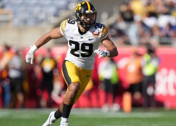 Primer plano de Sebastián Castro con casco y uniforme de los Steelers