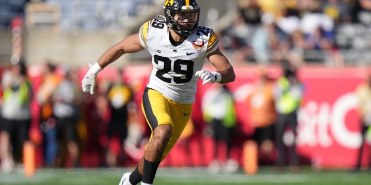 Primer plano de Sebastián Castro con casco y uniforme de los Steelers