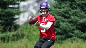 .J. McCarthy lanza un pase durante un juego de los Vikings