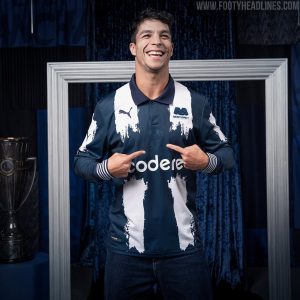 Jugador de Rayados muestra la camiseta oficial para 2025