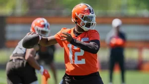 Shedeur Sanders entrenando con el uniforme de los Cleveland Browns.