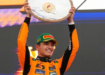 Lando Norris alza el trofeo del primer lugar en el podio