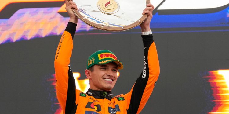 Lando Norris alza el trofeo del primer lugar en el podio