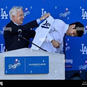 Mark Walter presenta a Shohei Ohtani en conferencia con Dodgers