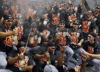 Jugadores de los Tigers celebran el avance a playoffs con champaña