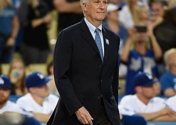 Mark Walter junto a jugadores de los Dodgers en el estadio