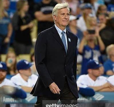 Mark Walter junto a jugadores de los Dodgers en el estadio