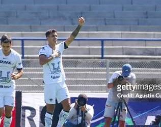 Juan Ignacio Dinenno celebra un gol con los Pumas