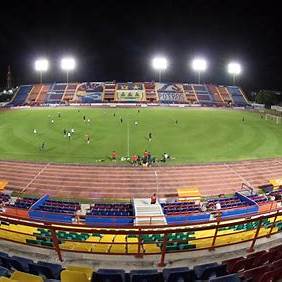 Estadio Andrés Quintana Roo iluminado antes de un partido