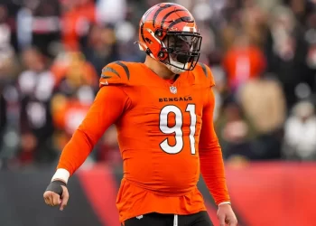 Trey Hendrickson con el uniforme de los Bengals posando durante la sesión de fotos del equipo