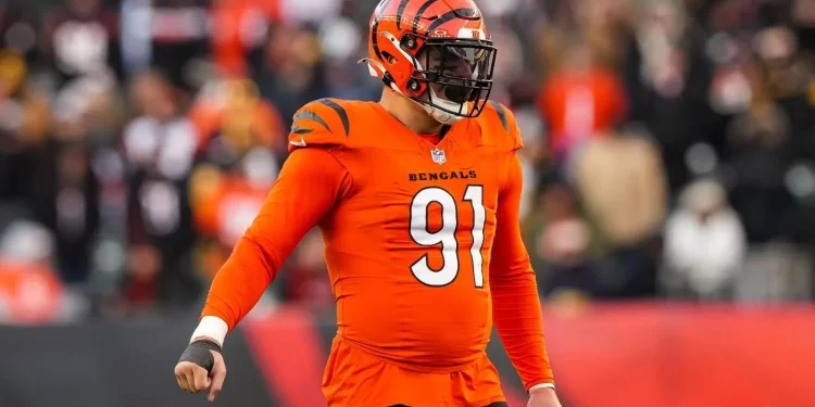 Trey Hendrickson con el uniforme de los Bengals posando durante la sesión de fotos del equipo