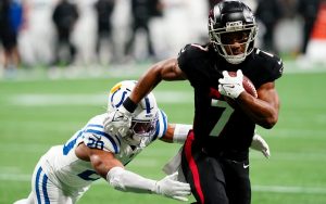 Jugadores de los Indianapolis Colts y su rival enfrentándose durante un partido de la NFL en la temporada pasada, en una jugada clave capturada a mitad del encuentro.