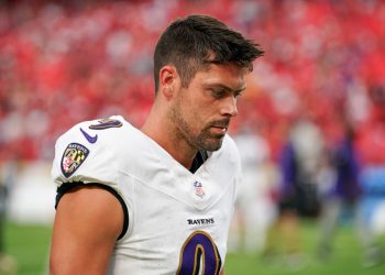 Justin Tucker con rostro serio durante un partido con los Baltimore Ravens