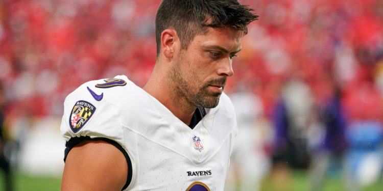 Justin Tucker con rostro serio durante un partido con los Baltimore Ravens
