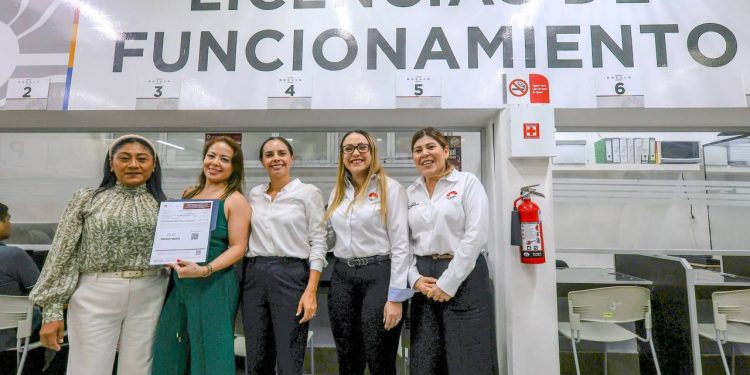 Ana Paty Peralta, entregó Licencias de Funcionamiento a comerciantes del ejido de Alfredo V. Bonfil