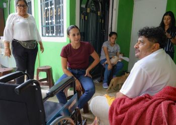 Ana Paty Peralta, entrega de dos sillas de ruedas durante las Jornadas de Atención Ciudadana “Cancún nos une”