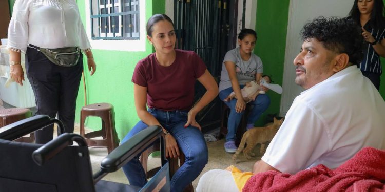 Ana Paty Peralta, entrega de dos sillas de ruedas durante las Jornadas de Atención Ciudadana “Cancún nos une”