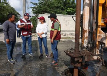 Ana Paty Peralta, supervisó trabajos de desazolve en la Supermanzana 94 Cancún