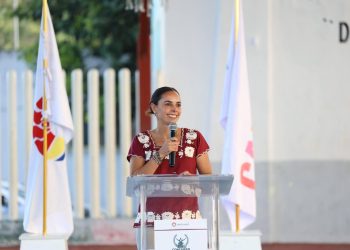 Ana Paty Peralta entrega reconocimientos a estudiantes destacados del Programa Cívico-Cultural