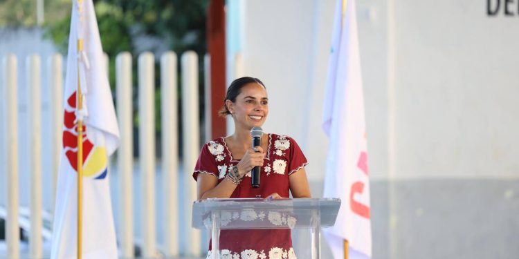 Ana Paty Peralta entrega reconocimientos a estudiantes destacados del Programa Cívico-Cultural