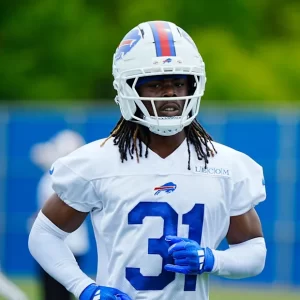 Maxwell Hairston posando con el uniforme de entrenamiento de los Buffalo Bills