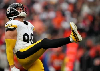 T.J. Watt celebra una jugada con los Steelers durante un partido de la NFL