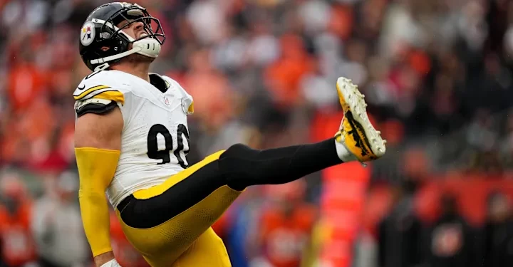 T.J. Watt celebra una jugada con los Steelers durante un partido de la NFL